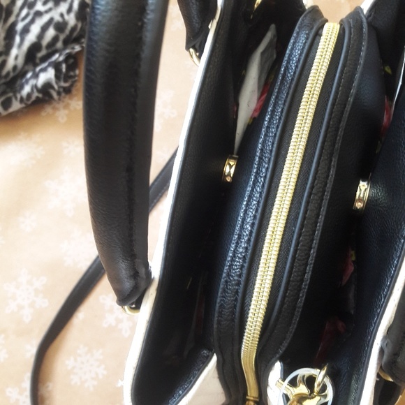 NWT Betsey Johnson Bow Bucket Sholder Bag Purse - Picture 2 of 8